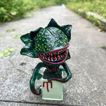 Load image into Gallery viewer, VENETIO Spooky Piranha Flower Garden Statue - Add a Frightening Touch to Your Home Decor ➡ OD-00004